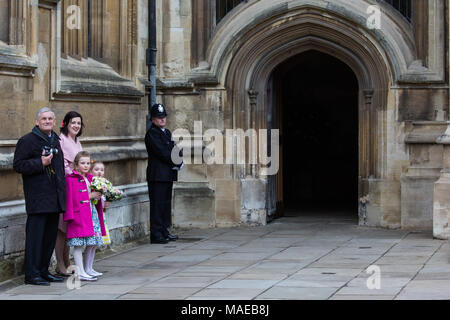 Windsor, Regno Unito. Il 1 aprile, 2018. Amelia Vivian e Madeleine Carleston, sia di età compresa tra i 6, attendere per dare posies tradizionale di fiori per la regina come lei lascia la Domenica di Pasqua al servizio alla cappella di San Giorgio nel Castello di Windsor. Credito: Mark Kerrison/Alamy Live News Foto Stock