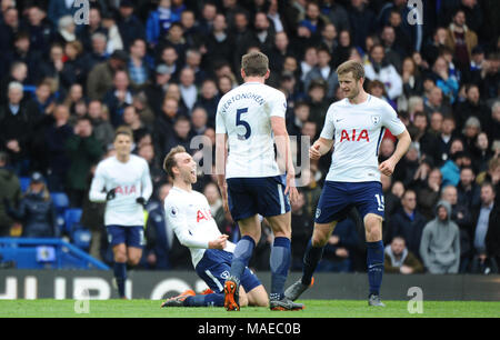 Christian Eriksen di Tottenham visto il punteggio e celebrando un obiettivo durante il match di Premier League tra Chelsea e Tottenham Hotspur a Stamford Bridge il 1 aprile 2018 a Londra, Inghilterra. (Foto di Zed Jameson/phcimages.com) Credit: Immagini di PHC/Alamy Live News Credit: Immagini di PHC/Alamy Live News Credit: Immagini di PHC/Alamy Live News Foto Stock