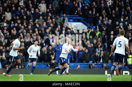 Christian Eriksen di Tottenham visto il punteggio e celebrando un obiettivo durante il match di Premier League tra Chelsea e Tottenham Hotspur a Stamford Bridge il 1 aprile 2018 a Londra, Inghilterra. (Foto di Zed Jameson/phcimages.com) Credit: Immagini di PHC/Alamy Live News Credit: Immagini di PHC/Alamy Live News Credit: Immagini di PHC/Alamy Live News Foto Stock