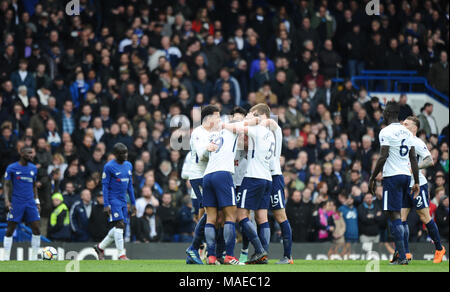 Christian Eriksen di Tottenham visto il punteggio e celebrando un obiettivo durante il match di Premier League tra Chelsea e Tottenham Hotspur a Stamford Bridge il 1 aprile 2018 a Londra, Inghilterra. (Foto di Zed Jameson/phcimages.com) Credit: Immagini di PHC/Alamy Live News Credit: Immagini di PHC/Alamy Live News Credit: Immagini di PHC/Alamy Live News Foto Stock