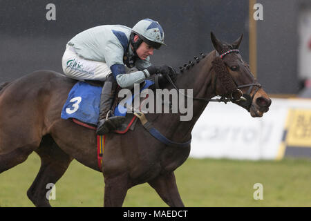 Mai eguagliato (jockey Sean Houlihan) vince una gara a Ffos Las Racecourse Foto Stock