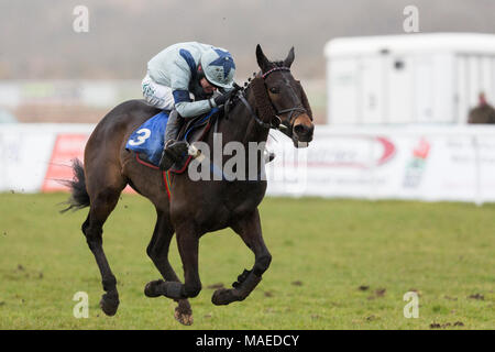 Mai eguagliato (jockey Sean Houlihan) vince una gara a Ffos Las Racecourse Foto Stock