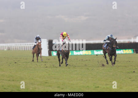 Mai eguagliato (jockey Sean Houlihan) porta Lime Street (jockey Sean Bowen) in una gara a Ffos Las Racecourse Foto Stock