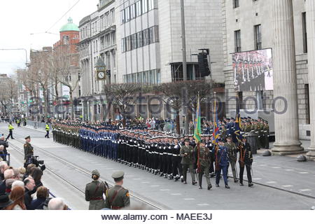 Dublino, Irlanda. Il 1 aprile 2018. Dublino, Irlanda. Il 1 aprile, 2018. Pasqua 1916 Rising Cerimonia Commemorativa avviene a Dublino. Soldati marzo al GPO in Dublino come parte della cerimonia in onore del 1916. Credito: reallifephotos/Alamy Live News Foto Stock