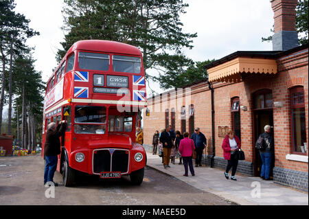 Broadway, Worcestershire, Inghilterra, Regno Unito. 1 Aprile 2018 - Vintage Double Decker Bus facendo scendere i passeggeri presso il recentemente riaperto Broadway Station. Credito: Maria verde / Alamy Live News Foto Stock