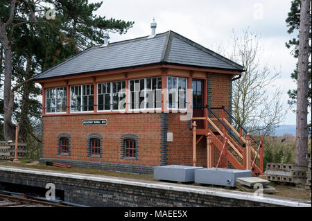 Broadway, Worcestershire, Inghilterra, Regno Unito. 1 Aprile 2018 - Rinnovato la casella Segnale presso il recentemente riaperto Broadway Station. Credito: Maria verde / Alamy Live News Foto Stock