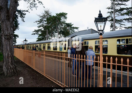 Broadway, Worcestershire, Inghilterra, Regno Unito. 1 Aprile 2018 - Treno a Vapore carrelli arrivando presso il recentemente riaperto Broadway Station con gli spettatori a guardare dalla piattaforma. Credito: Maria verde / Alamy Live News Foto Stock