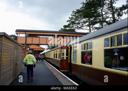 Broadway, Worcestershire, Inghilterra, Regno Unito. 1 Aprile 2018 - Carrelli per treno a vapore presso il recentemente riaperto Broadway Station in attesa di lasciare per Cheltenham. Credito: Maria verde / Alamy Live News Foto Stock