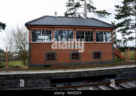 Broadway, Worcestershire, Inghilterra, Regno Unito. 1 Aprile 2018 - Rinnovato la casella Segnale della riapertura stazione di Broadway. Credito: Maria verde / Alamy Live News Foto Stock