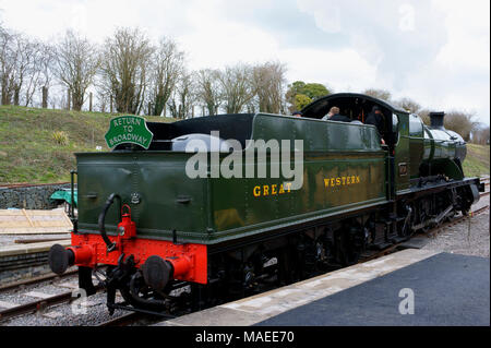 Broadway, Worcestershire, Inghilterra, Regno Unito. 1 Aprile 2018 - motore a vapore 2807 riposizionamento a estesa linea di Broadway del Gloucestershire Warwickshire Railway. Credito: Maria verde / Alamy Live News Foto Stock