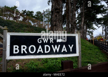 Broadway, Worcestershire, Inghilterra, Regno Unito. 1 Aprile 2018 - Segno dirigere le persone verso il riaperto Gloucestershire Warwickshire Railway "Broadway Station". Credito: Maria verde / Alamy Live News Foto Stock