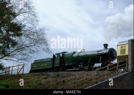 Broadway, Worcestershire, Inghilterra, Regno Unito. 1 Aprile 2018 - Treno a Vapore 2807 lasciando il riaperto Broadway Station viaggiando a Cheltenham. Credito: Maria verde / Alamy Live News Foto Stock