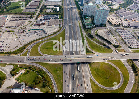 Una veduta aerea di autostrada 401 e il progresso ave in Scarbourgh, Toronto, Canada Foto Stock