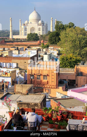 Vista del Taj Mahal dal ristorante sul tetto in Taj Ganj quartiere di Agra, India. Taj Mahal fu costruito nel 1632 dall'imperatore Shah Jahan come memoriale Foto Stock