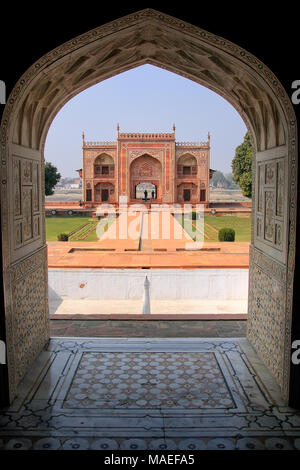 Cancello di ingresso visto dall'interno di Itimad-ud-Daulah Mausoleo di Agra, Uttar Pradesh, India. Questa tomba è spesso considerato come un progetto del Taj Mahal. Foto Stock