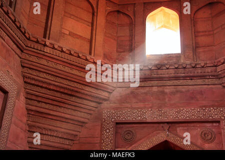 Interno della Jama Masjid con un fascio di luce proveniente dalla finestra, Fatehpur Sikri, Uttar Pradesh, India. La moschea è stata costruita nel 1648 dall'Imperatore Foto Stock