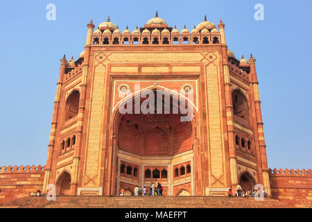 Buland Darwasa (Vittoria Gate) che conduce alla Jama Masjid in Fatehpur Sikri, Uttar Pradesh, India. È il gateway più alto del mondo e rappresenta un esempio Foto Stock