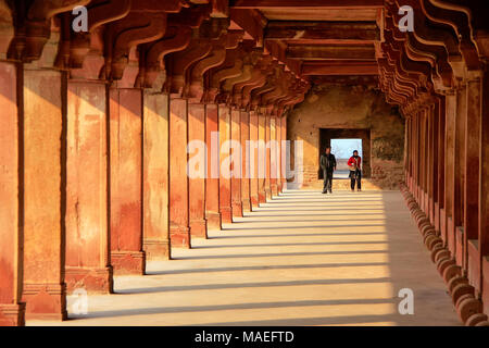 Giovane a piedi attraverso Haramsara inferiore in Fatehpur Sikri, Uttar Pradesh, India. Fatehpur Sikri è uno degli esempi meglio conservati di architettura di Mughal Foto Stock