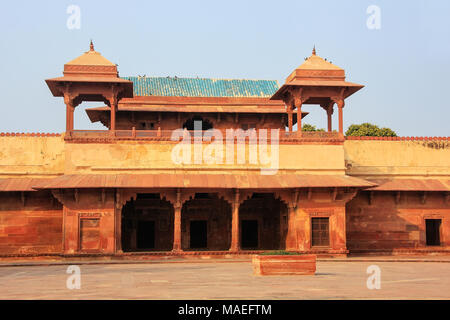 Cortile interno di Jodh Bai Palace di Fatehpur Sikri, Uttar Pradesh, India. Fatehpur Sikri è uno degli esempi meglio conservati di architettura di Mughal Foto Stock