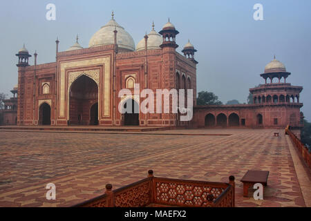 Vista della Moschea al Taj Mahal complesso in mattina presto, Agra, Uttar Pradesh, India. Fu costruito nel 1632 dall'imperatore Mughal Shah Jahan in casa t Foto Stock