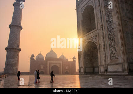 Vista del jawab dal Taj Mahal base a sunrise, Agra, Uttar Pradesh, India. Taj Mahal è stato designato come un Sito Patrimonio Mondiale dell'UNESCO nel 1983. Foto Stock