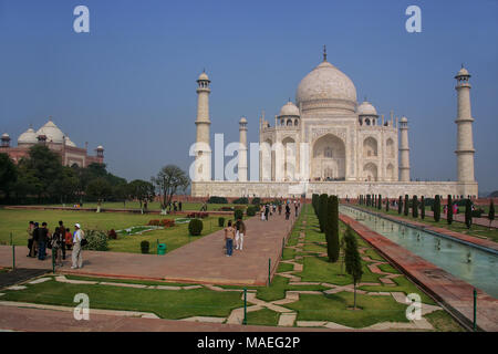 Taj Mahal con giardino charbagh in Agra, Uttar Pradesh, India. Esso fu costruito nel 1632 dall'imperatore Shah Jahan come memoriale per la sua seconda moglie Mumtaz Maha Foto Stock