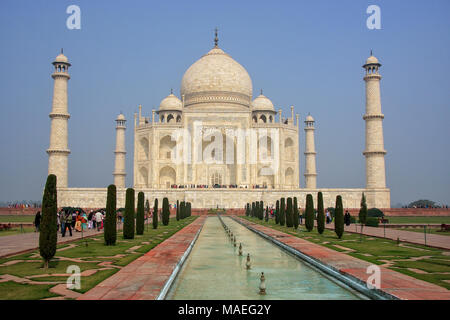 Taj Mahal con piscina riflettente in Agra, Uttar Pradesh, India. Esso fu costruito nel 1632 dall'imperatore Shah Jahan come memoriale per la sua seconda moglie Mumtaz Maha Foto Stock