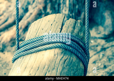 Pole con una corda legata intorno ad esso, in stile vintage Foto Stock