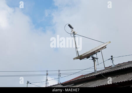 Moderna e alta tecnologia TV su un tetto con cielo molto nuvoloso Foto Stock