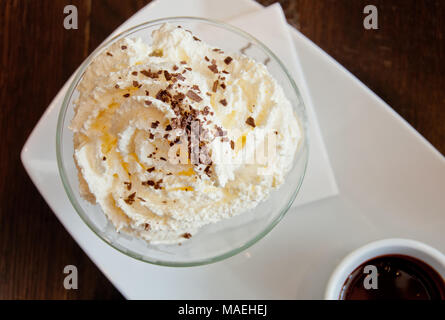 Bianco crema alla vaniglia con scaglie di cannella sulla parte superiore Foto Stock