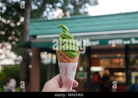 La mano sinistra tiene il tè verde Matcha sapore morbido servire il gelato a Tokyo Foto Stock