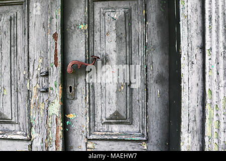 Dettaglio della vecchia porta di legno, texture di grungy superficie verniciata Foto Stock