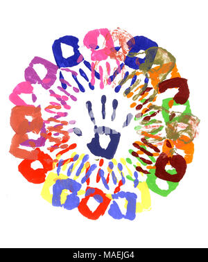 Modello di cerchio di bambino handprints realizzato da vivaci vernice acrilica isolato su un libro bianco sullo sfondo. Foto Stock