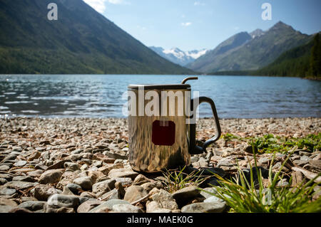 Termos tazza di caffè su legno con la natura in background. Turismo e  viaggi. Travel Thermo Mug con infuso di tè in mezzo a bellissimi laghi e  montato in alto Foto stock - Alamy