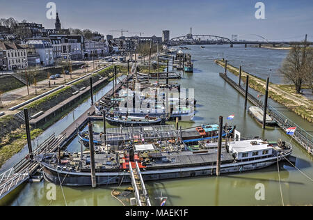 Visualizza om la città di Nijmegen, Paesi Bassi sulle rive del fiume Waal, con un piccolo porto con la navigazione delle navi in primo piano Foto Stock