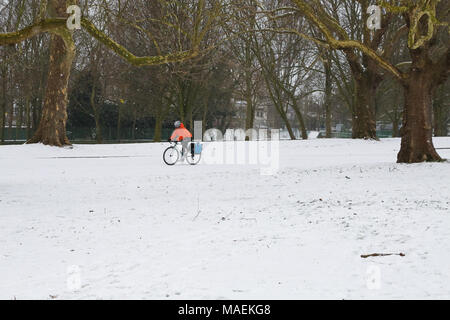 Inverno scene di Finsbury Park, a nord di Londra sul primo giorno di primavera, come la capitale continua a essere colpita da una estrema condizioni invernali. Dotato di: atmosfera, vista in cui: Londra, Regno Unito quando: 01 Mar 2018 Credit: WENN Foto Stock