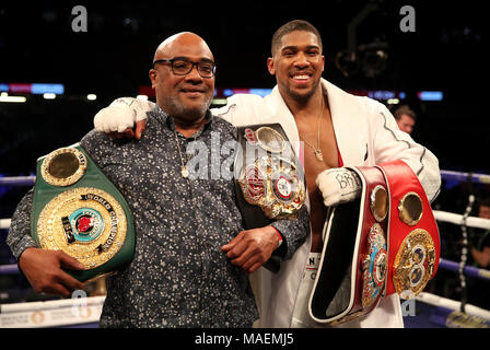 Anthony Joshua celebra con il suo padre Robert Joshua dopo la vittoria su Joseph Parker nel loro WBA, IBF, WBO e IBO Heavyweight Championship concorso presso il Principato Stadium di Cardiff. Foto Stock