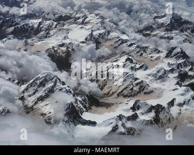 Alte montagne lobi glaciale, foto da aeromobili: bianco ghiaccio si trova sulla sommità e scendono in valli, marrone la fusione della neve sul fondo delle gole, Hi Foto Stock