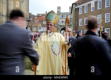 Arcivescovo di Canterbury Justin Welby saluta i membri della Congregazione dopo la Domenica di Pasqua il sermone presso la Cattedrale di Canterbury Kent. Foto Stock