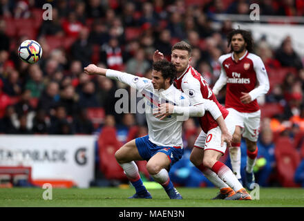 Stoke City il Ramadan Sobhi (sinistra) e dell'Arsenal Shkodran Mustafi battaglia per la palla durante il match di Premier League a Emirates Stadium di Londra. Foto Stock