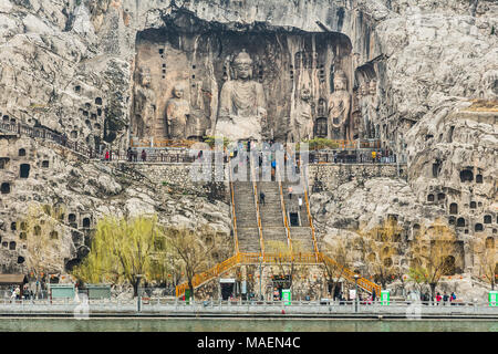 Luoyang, Cina - 7 Marzo 2018 - i turisti di tutto il mondo vengono a visitare le Grotte di Longmen o le Grotte di Longmen a Luoyang in Cina il 7 marzo 2018 Foto Stock