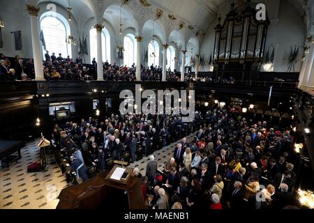 Una vista generale dei fondatori' giorno di servizio, per commemorare il centenario della formazione della Royal Air Force a San Clemente danesi chiesa, a Londra. Foto Stock