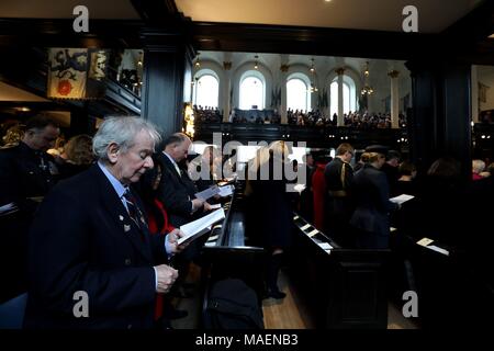 Una vista generale dei fondatori' giorno di servizio, per commemorare il centenario della formazione della Royal Air Force a San Clemente danesi chiesa, a Londra. Foto Stock