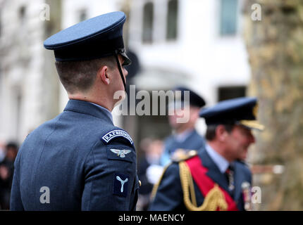 Una vista generale della RAF insegne durante i fondatori' giorno di servizio, per commemorare il centenario della formazione della Royal Air Force a San Clemente danesi chiesa, a Londra. Foto Stock