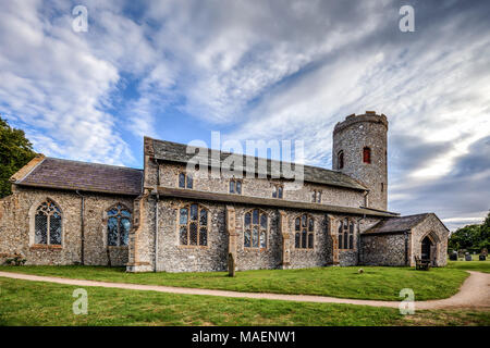 Chiesa di St Margaret, Burnham Norton, Norfolk, Inghilterra, Regno Unito. Un undicesimo secolo sassone chiesa costruita completamente dalla pietra focaia con una torre rotonda. Foto Stock