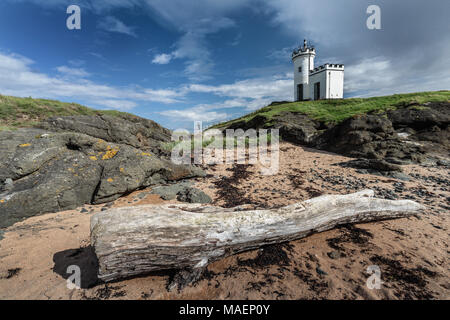 Elie Ness faro sorge su uno sperone di roccia sul Firth of Forth, Scozia Foto Stock