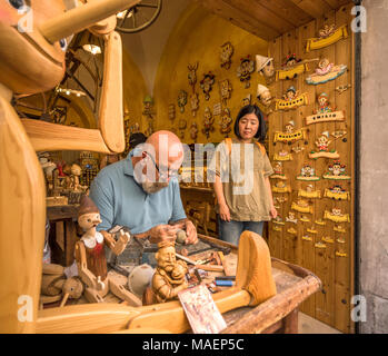 Master a lavorare presso il negozio di Pinocchi di legno. Roma, Italia Foto Stock