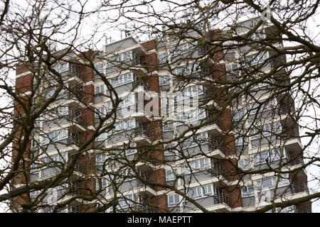 Un blocco a torre, raffigurato nella Bognor Regis, West Sussex, Regno Unito. Foto Stock