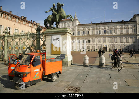 Rifiuti urbani collector's Piaggio Ape 50 3-scooter a ruote, in Piazza Castello con la Piazzetta Reale e il Palazzo Reale dietro. Torino, Italia. Foto Stock