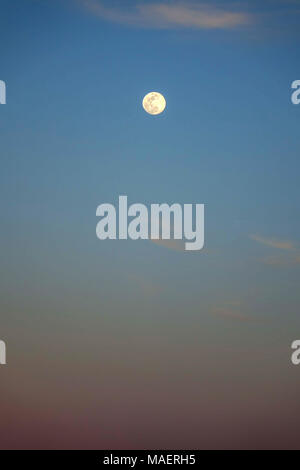 Full Moon Rising su Antalya, Turchia, equinozio di primavera, Foto Stock